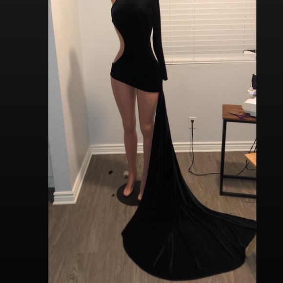 Dresses & Skirts - Velvey Black Dress